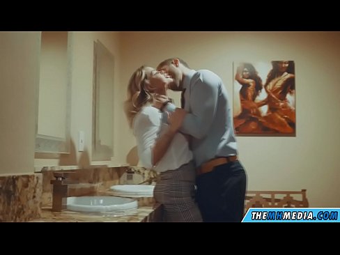 ❤️ Коли грудаста блондинка спокушає вас у громадському туалеті ️ Домашнє порно у нас